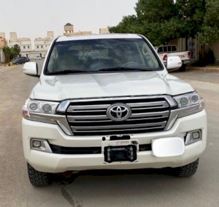تويوتا لاند كروزر 2016 ابيض نظيف