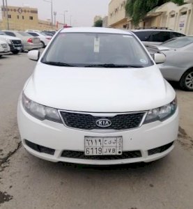 كيا سيراتو 2013 ابيض حالة جيده
