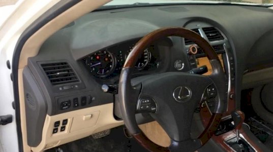 بيع لاعلى سعرسيارة  لكزس Es 350 موديل 2012